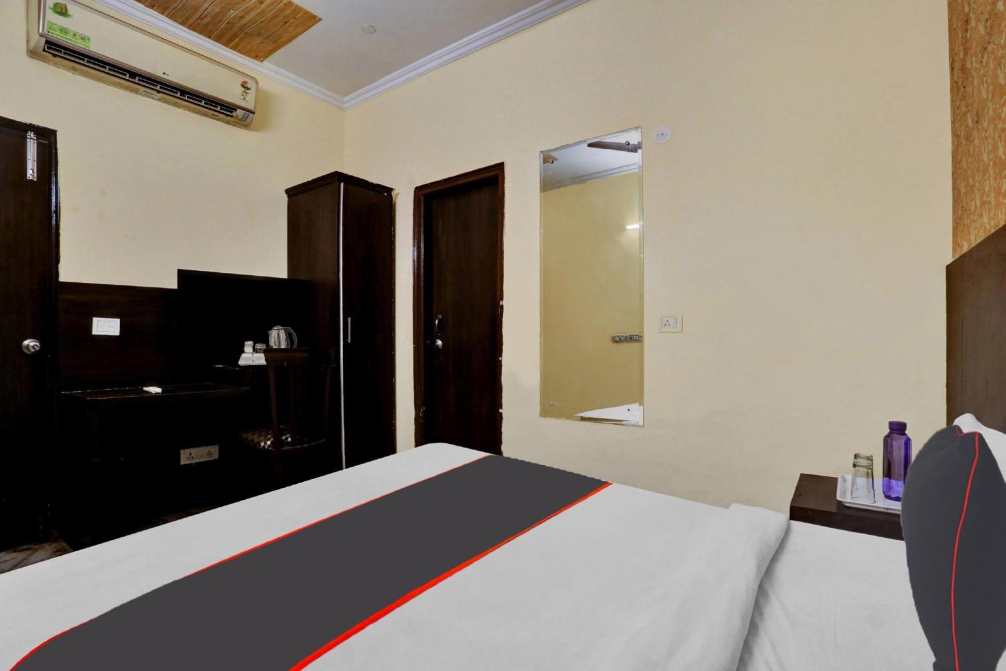 Hotel Platinum Sqs Key Gurgaon Bagian luar foto